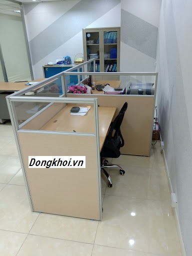 Vách ngăn gỗ kết hợp kính tạo cảm giác thông thoáng Vách ngăn gỗ kết hợp kính tạo cảm giác thông thoáng