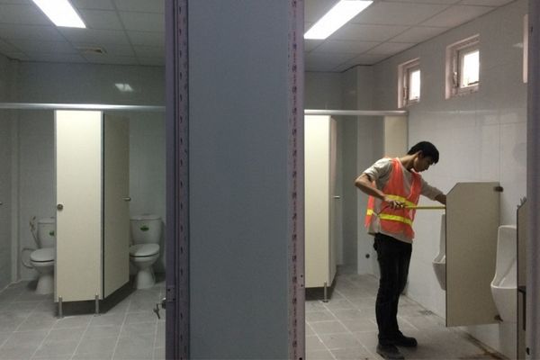 Đo đạc, lắp đặt vách ngăn nhà vệ sinh